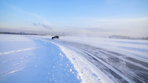 Een Raceauto Rijden Een Besneeuwde Weg Winter Auto Racen Met — Stockfoto