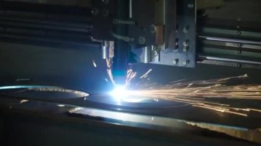Endüstriyel lazer kesme meşale hazırlıklar metal keser. Küçük. Lazer kesici üretim. Endüstriyel cnc plazma kesim metal plaka