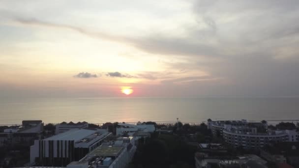 Luchtfoto op sunsen op de daken met zee landschap. Luchtfoto van gedreun van huizen in de voorstad dorp tijdens zonsondergang boven de zee. — Stockvideo