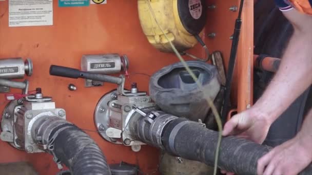 Brand plug met metalen flens voor watervoorziening. Clip. Mannelijke werknemer voegt een slang met een pompende machine — Stockvideo