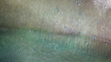 Bulutsuz bir günde bir dalga okyanusun bekliyor sörfçü hava bir bakış. Hava görünümünü büyük Hint Okyanusu dalga sörfçü. Sörfçü beach üstte görüntülemek.