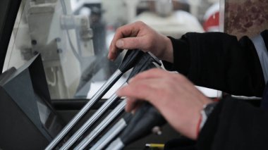 Vinç operatörü. Bir işçi el kamyon vinç kumanda ile. Eski vinç kamyon hidrolik kontrol