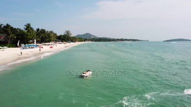 Üstten Görünüm Paradise Beach. Güzel tropik ada kum plaj, palmiye ağaçları ile. Havadan görünümü adanın tropik Beach. Tropikal peyzaj: palmiye ağaçları ile plaj. Deniz manzarası: Okyanus, gök, deniz