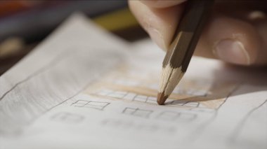 Kalem kullanırken çocuğun elini kapat. Çocuğun el boyalarını renkli kalemle kapat. Kalem makro bir çekimle boyama.