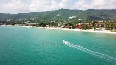 Mavi lagün aqua denizde hava görünümünü beyaz kum plaj ve jet ski. Jet ski turkuaz temiz su deniz yüksek hızlı seyir görünümünü hava kuşlar göz