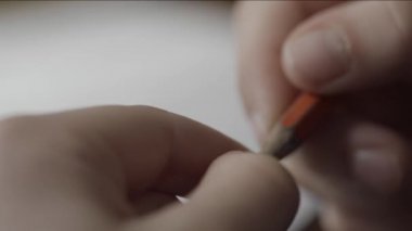 Dostum endişeyle twirls kalem, elinizde bir yakın çekim. Bir kalem tutan el ile kapatın. Parmak bir kalem makro çekim tutun. Kağıt üzerinde yazılı için bir kalem tutan el mans