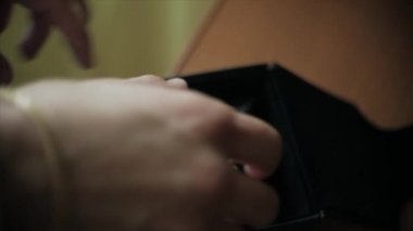 Beyefendi aksesuar. Küçük. Mens el izle kutusundan alarak kapatın. İş elbise kavramı