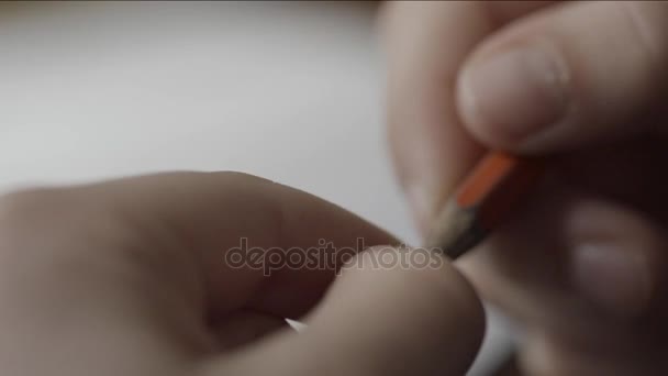 男人紧张地旋转一支铅笔在你的手上关闭。手拿着一支铅笔。手指举行铅笔微距拍摄。手拿着铅笔在纸上写字 — 图库视频影像