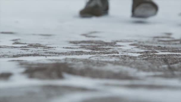 Close-up van mannelijke benen in winter schoenen lopen op sneeuw. Beeldmateriaal, weergave van lopen op sneeuw met sneeuwschoenen en schoen pieken in de winter. Mens benen in laarzen close-up van het met sneeuw bedekte pad — Stockvideo