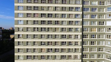 Modern, yeni executive Daire bina. Küçük. Büyük bir pencere bir binanın içinde. Birçok windows üzerinde tuğla bina