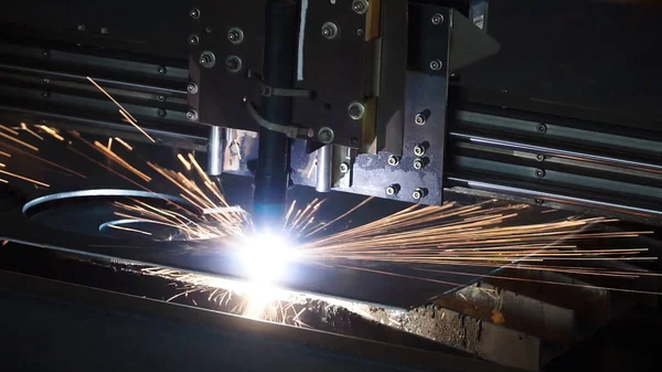 Máquina de corte de plasma industrial de placa de metal. Clipe. Corte de chapas metálicas corte a gás. Corte de chapa de aço por máquina de gás — Fotografia de Stock