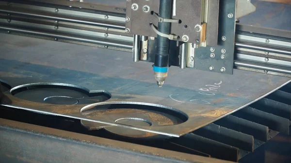 Metal plaka sanayi plazma makine kesme. Küçük. Kesme metal plakalar kesme gaz. Sac kesme gaz makine tarafından — Stok fotoğraf