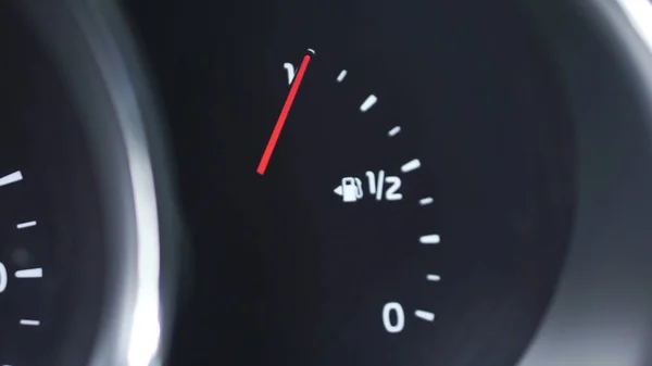 Medidor de gasolina, medidor de combustible, con más de gasolina llena en el coche. Clip. Sensor de gasolina — Foto de Stock