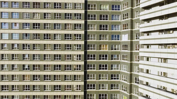 Moderno, novo edifício de apartamentos executivos. Clipe. Uma grande janela em um prédio de apartamentos. Muitas janelas no edifício de tijolos — Fotografia de Stock