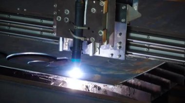 Metal plaka sanayi plazma makine kesme. Küçük. Kesme metal plakalar kesme gaz. Sac kesme gaz makine tarafından