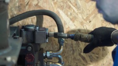 Fabrika işçisi atölye büyük makinemizden kolları arasında geçiş yapma. Küçük. Alt kolu geçer