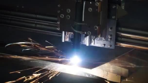 Découpe industrielle à plasma de plaques métalliques. Clip. Découpe de plaques métalliques coupe de gaz. Coupe de tôles d'acier par machine à gaz — Video