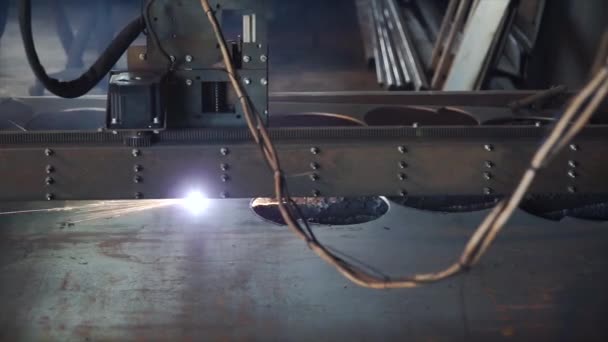 Industrielle Plasma-Maschine zum Schneiden von Blechen. Clip. Schneidplatte plasma cnc mc. industrieller Laserschneider — Stockvideo