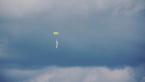 Carta Globos de gas sobre fondo nublado. Clip. Un montón de globos en el cielo en un clima nublado — Vídeo de stock