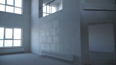 Harç kat yeni dairelerin inşaat sahasında parlatma Oluşturucu'yu. Küçük. Mekanize harç şap beton zemin. Panorama