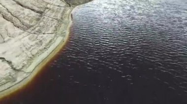 Yukarıdan güzel Mavi Göl'adasının göster. Görüntüleri. Göl kıyısı sonbaharda Üstten Görünüm