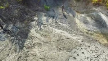 Açık havada çok güzel güneşli bir günde çalışan genç kadın. Görüntüleri. Güneşli bir günde dışarıda çalışan kadın