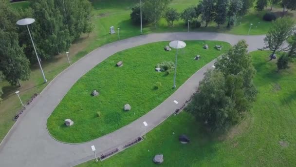 Green Park ve güneşli bahar gününde onun geniş çimler. Küçük. Hava yolu ve yeşil bölge ağaçlar yürüme ile bir şehir parkı drone uçan üzerinden — Stok video