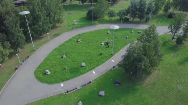 Green Park ve güneşli bahar gününde onun geniş çimler. Küçük. Hava yolu ve yeşil bölge ağaçlar yürüme ile bir şehir parkı drone uçan üzerinden — Stok video