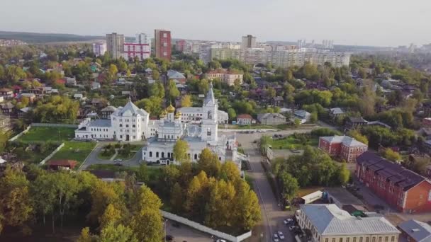 Pohled z drone církve. Klip. Půdorys chrámu ve městě. Velký kostel v centru města — Stock video