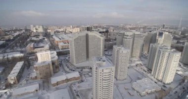 Kış kasaba, havadan görünümü. Küçük. Ön plan ve arka plan için şehir modern konut ilçesidir