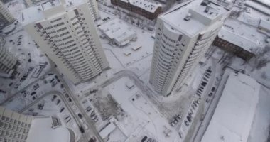 Kış kasaba, havadan görünümü. Küçük. Ön plan ve arka plan için şehir modern konut ilçesidir
