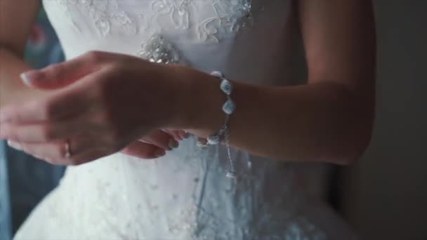 A noiva usa jóias de casamento, coloque pulseira no pulso. Clipe. Pulseira da noiva, pulseira de jóias na mão de noivas — Vídeo de Stock