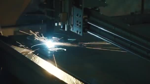 Tăietor laser industrial cu scântei. Clip. Capul robotului programat se taie cu ajutorul unei foi imense de temperatură metalică. Close-up — Videoclip de stoc