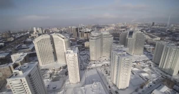 Flygfoto på vintern town. Klipp. Modern bostad district är på förgrunden och bakgrunden stad — Stockvideo