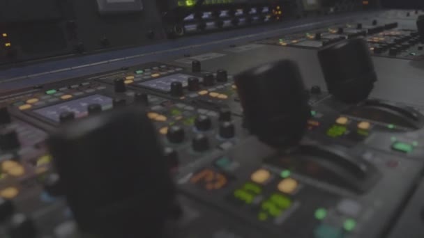 Sound mixer in actie, hand. Sound engineering in de studio. Hand op een mixer, die de leider — Stockvideo