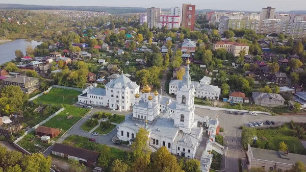 View from the drone of the Church. Clip. Top view of the temple in the city. The big Church in the city centre — Stock Photo, Image