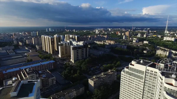 Luftaufnahme einer modernen Stadt bei Sonnenuntergang. Clip. Blick auf die Stadt im Sommer bei Sonnenuntergang — Stockfoto