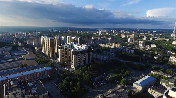 Vista aérea de uma cidade moderna ao pôr-do-sol. Clipe. Vista superior da cidade no verão ao pôr do sol — Fotografia de Stock
