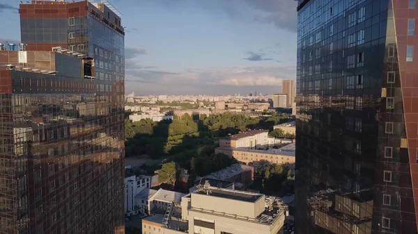 Fenêtres de gratte-ciel bureau d'affaires avec ciel bleu. Clip. Immeuble d'entreprise en ville. Gratte-ciel avec fenêtres en miroir — Photo