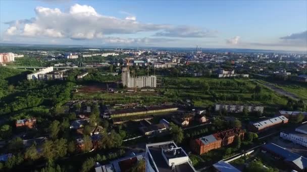 Vista aérea de una ciudad moderna al atardecer. Clip. Vista superior de la ciudad en verano al atardecer — Vídeos de Stock