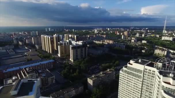 Вид с воздуха на современный город на закате. Клип. Вид на город летом на закате — стоковое видео
