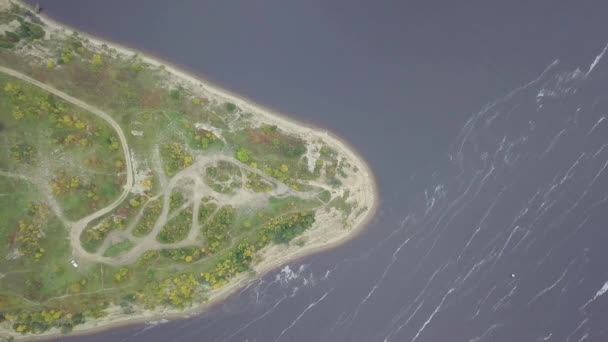 Bovenaanzicht van de Kaap op het meer. Clip. Prachtig meer en voorland uitzicht vanaf mount — Stockvideo