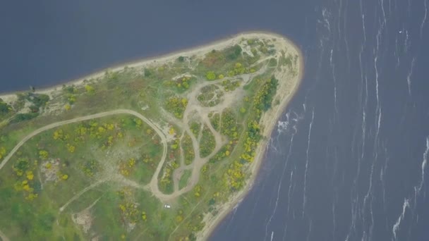 湖の岬の平面図です。クリップ。美しい湖と堤外地山からの眺め — ストック動画