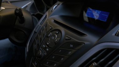 El koyar disk araba Player'a mans. Düğme denetimi bir arabada CD player için. El disk radyo arabaya koyar.