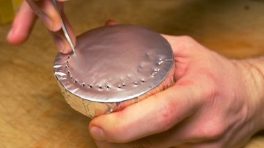 Bir adam bir nargile folyo ile hazırlar. Shisha kupa folyo germe. Nargile. Tütün hazırlama. Aka nargile veya charcoals üstüne yerleştirerek bir restoranda nargile shisha hazırlanıyor