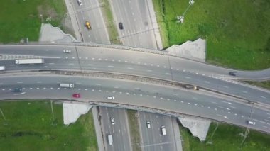 Yükseltilmiş Otoban. Küçük. Eğrileri ve çizgileri şehir karayolu en iyi manzaraya. Asma köprü eğrisi. Arka plan doğal yol