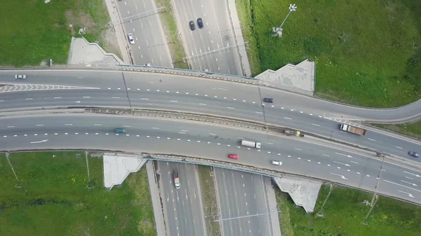Emelt szintű gyorsforgalmi. Klip. Szemközti nézet: ívek és vonalak városi autópálya. A görbe függőhíd. Háttér festői szépségű úton — Stock Fotó