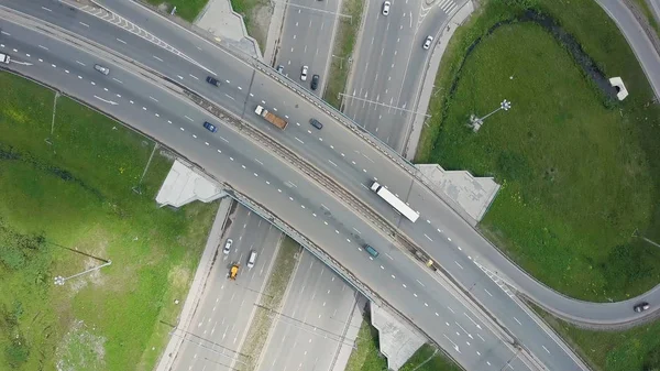 Auto-estrada elevada. Clipe. Vista superior em curvas e linhas de rodovia da cidade. A curva da ponte suspensa. Fundo estrada cênica — Fotografia de Stock