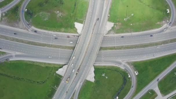 Förhöjd expressway. Klipp. Ovanifrån på kurvor och linjer av motorväg. Kurvan för hängbro. Bakgrunden vackra vägen — Stockvideo