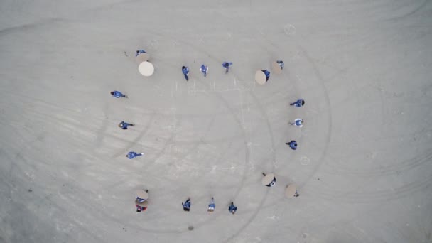 Vista dall'alto sulla gente che fa un flash mob. Clip. Un gruppo di persone che fanno una figura con i loro corpi. il concetto di società — Video Stock